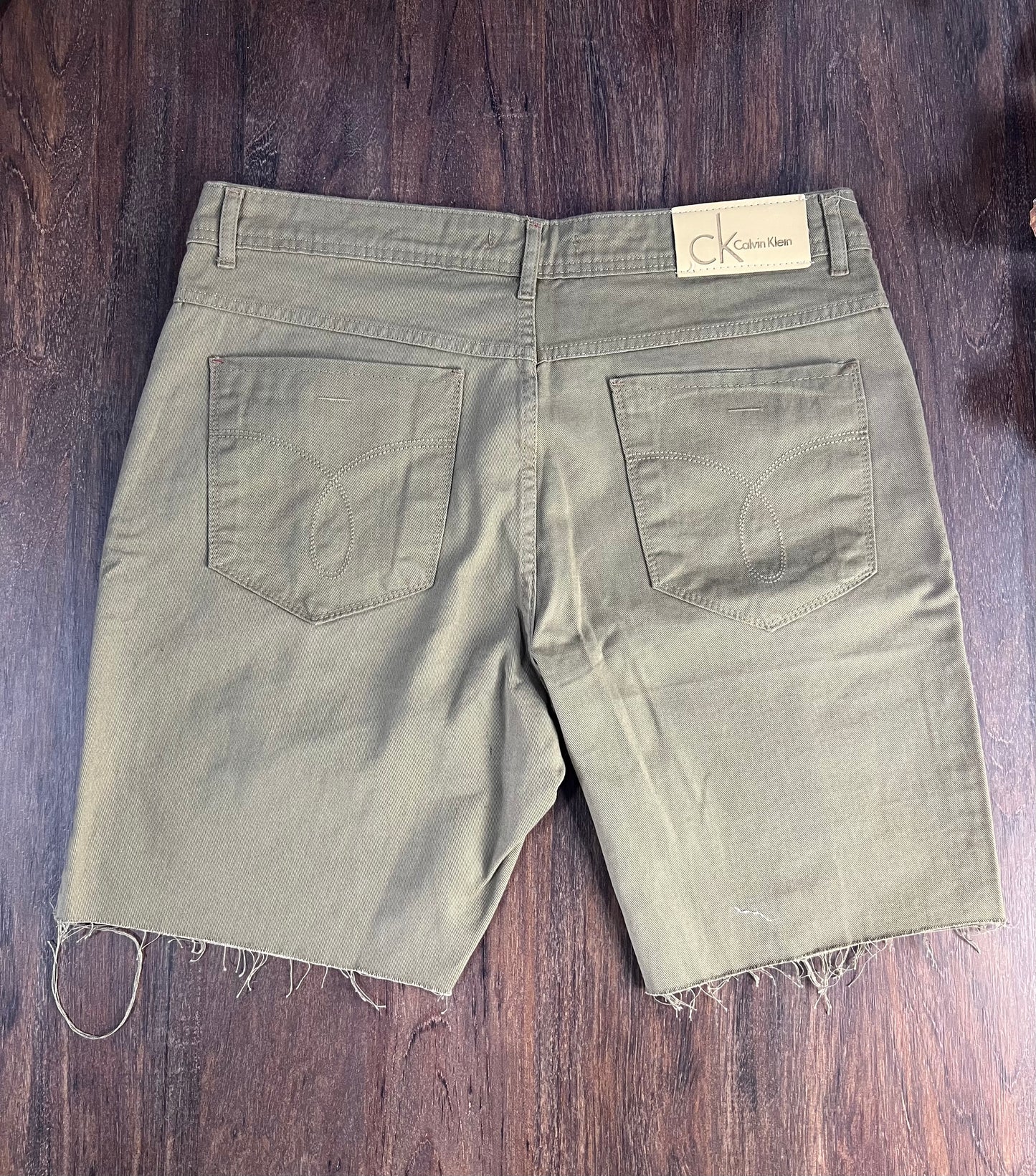 BERMUDA JEANS CALVIN KLEIN DESPOJADA