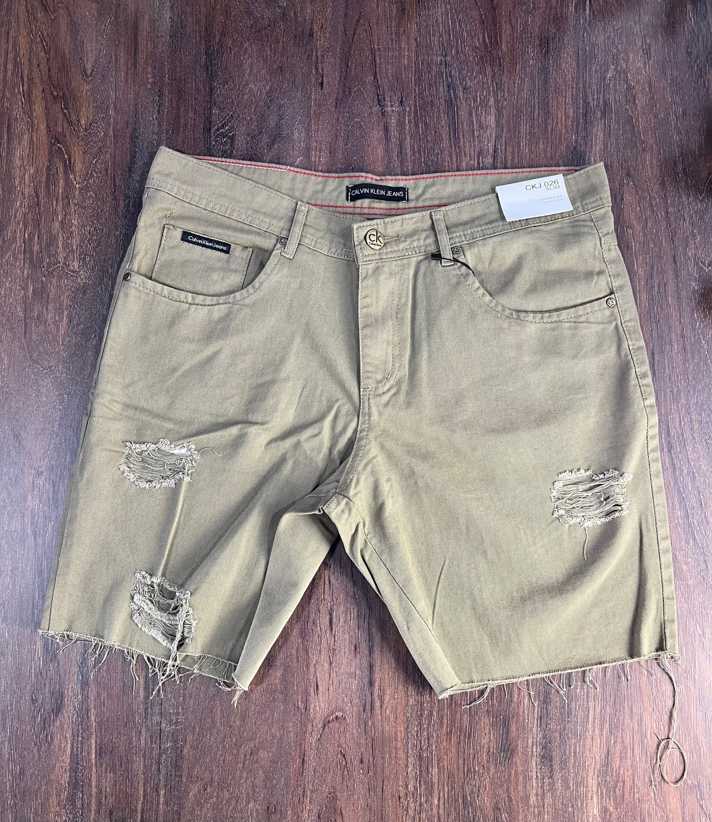 BERMUDA JEANS CALVIN KLEIN DESPOJADA
