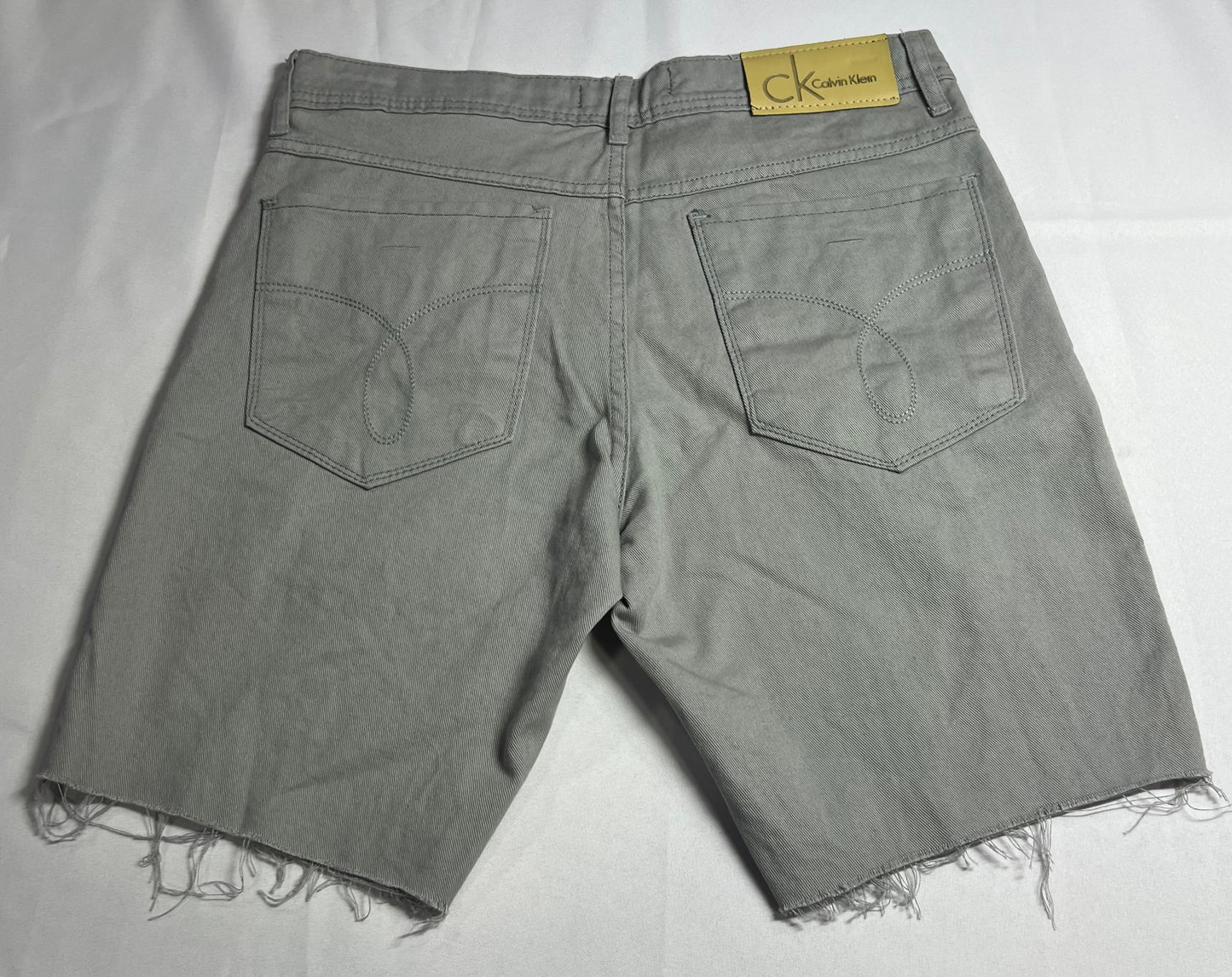 BERMUDA JEANS X CINZA BARRA DESFIADA