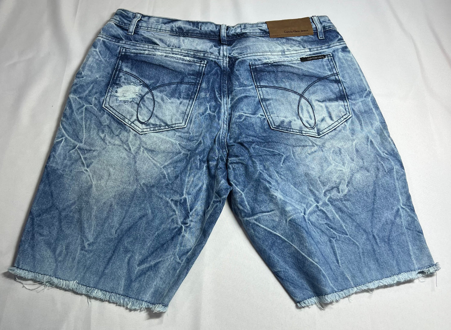 BERMUDA JEANS CALVIN KLEIN DESPOJADA
