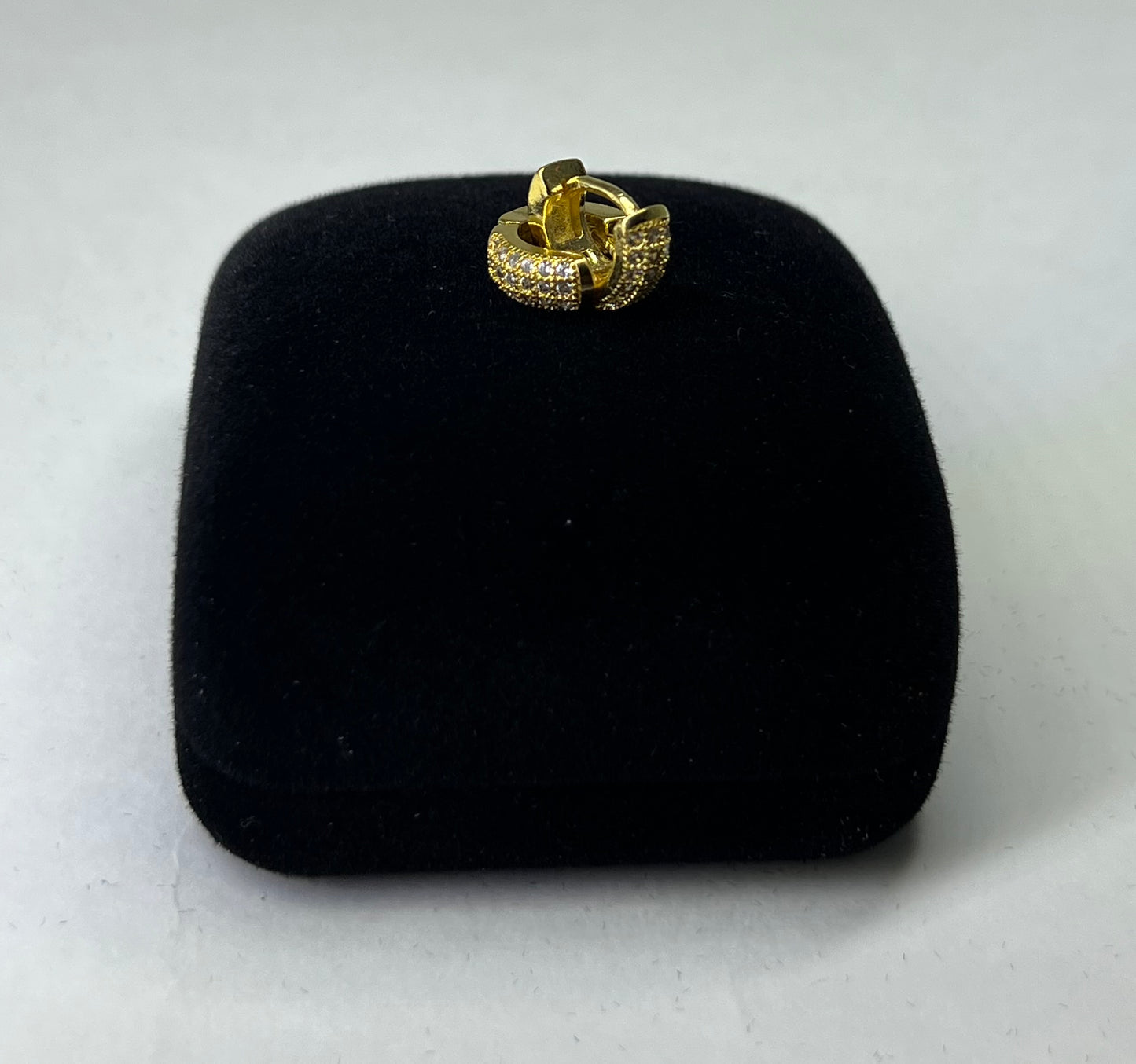 ARGOLA CRAVEJADA BANHADA A OURO