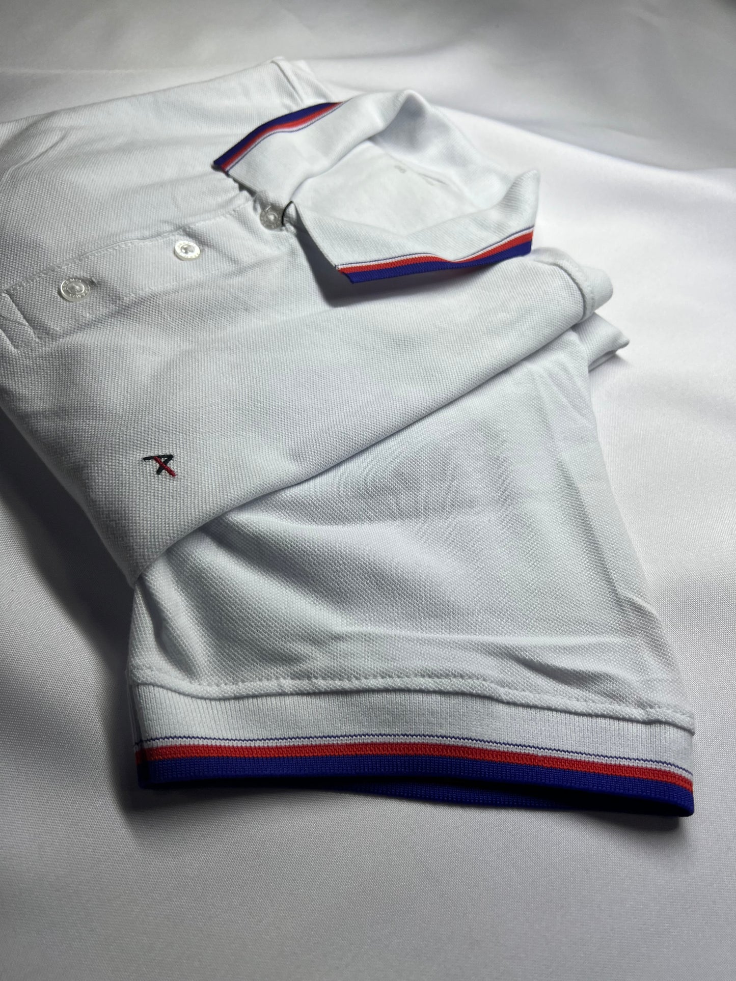CAMISA GOLA POLO A BRANCA FRISO DETALHADO