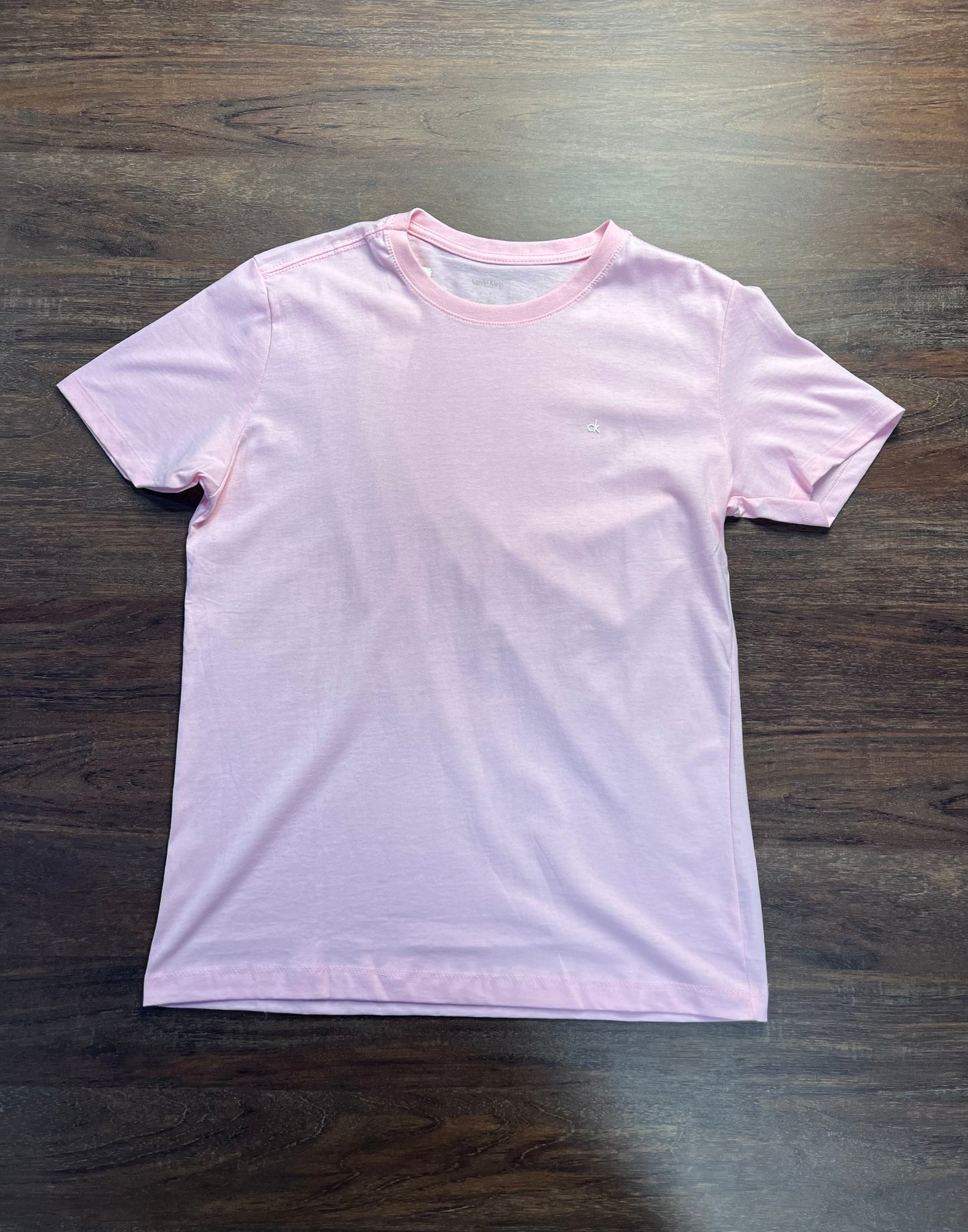 CAMISETA CALVIN KLEIN| Básica Essencial - Rosa Bebê