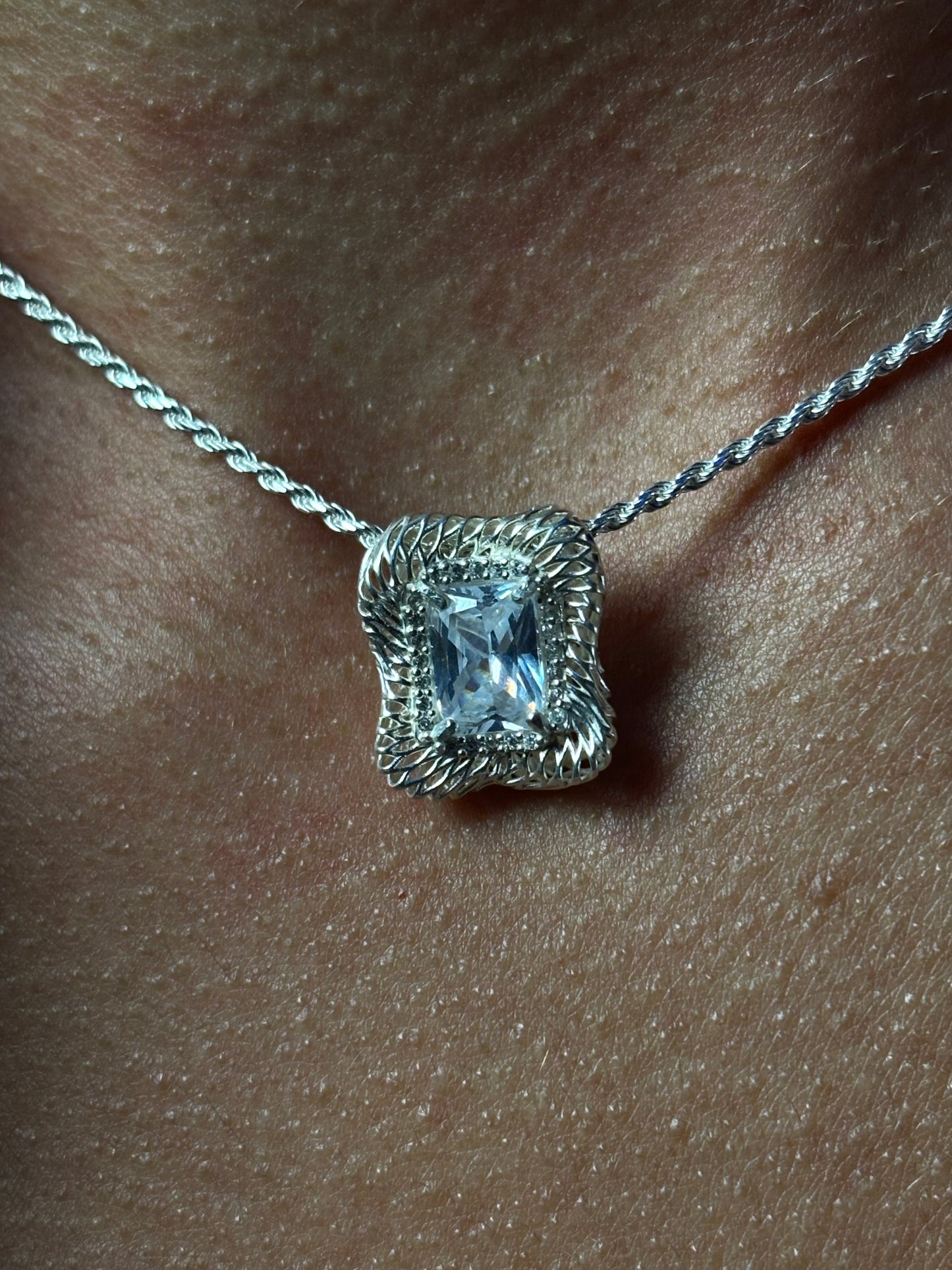 PINGENTE CRAVEJADO| PRATA