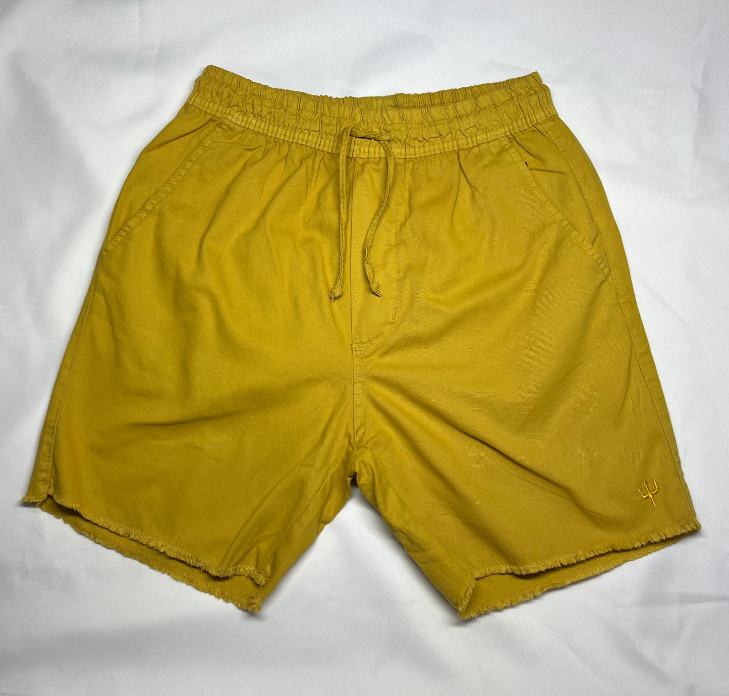 SHORT CASUAL OSK MOSTARDA BARRA DESFIADA