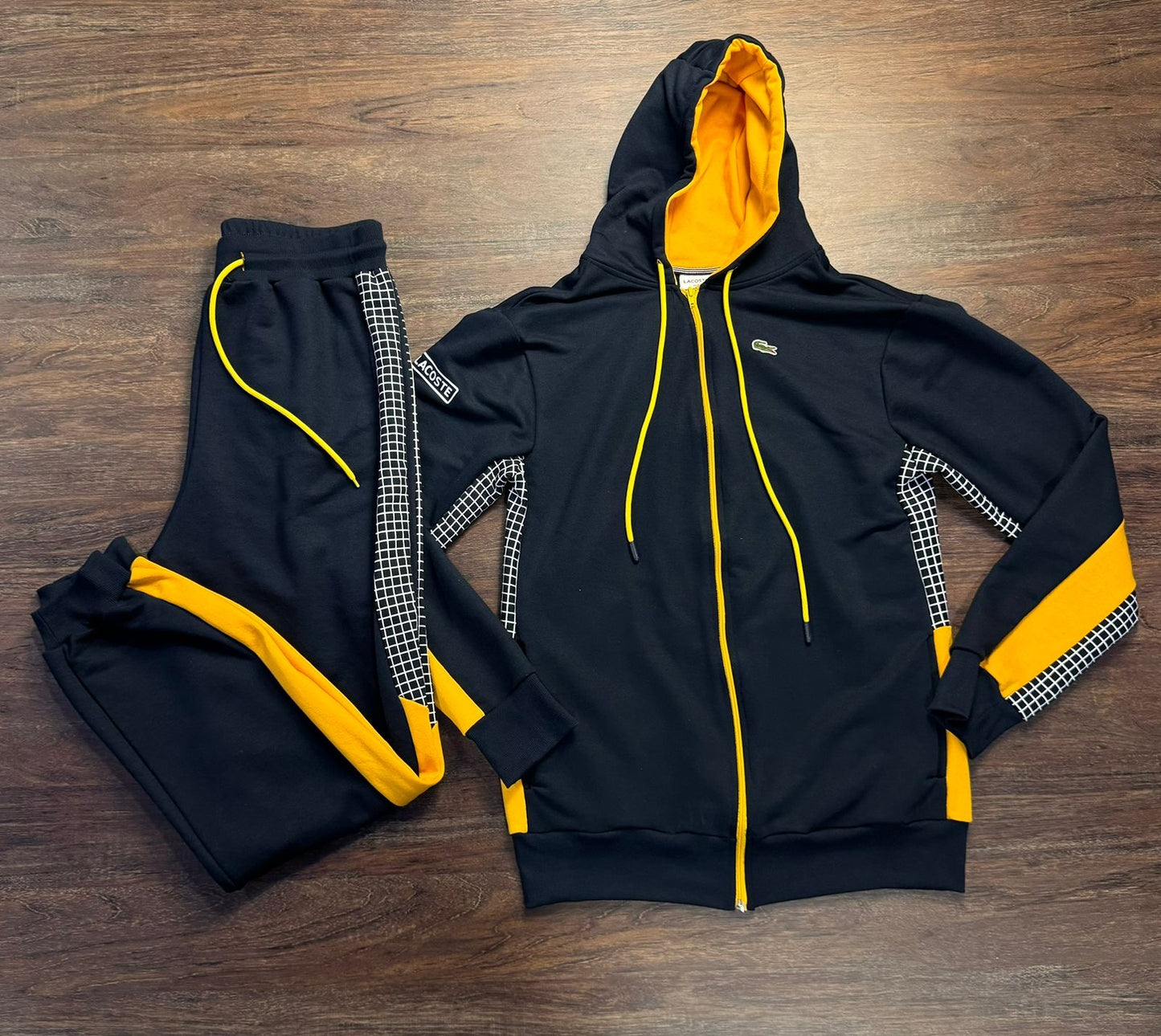 CONJUNTO LACOSTE AZUL MARINHO & AMARELO