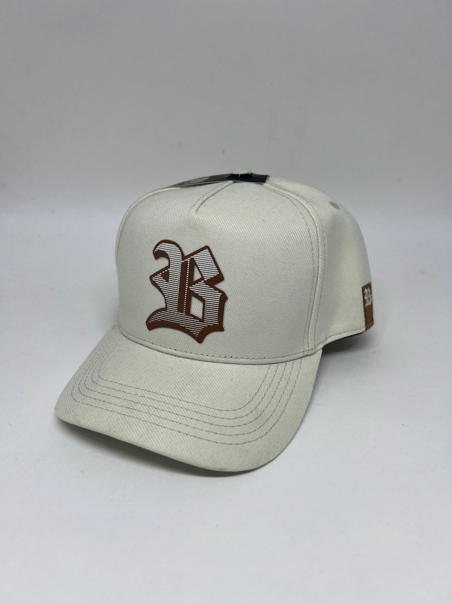 BONÉ BLCK SNAPBACK OFF WHITE LOGO LISTRAS MARROM