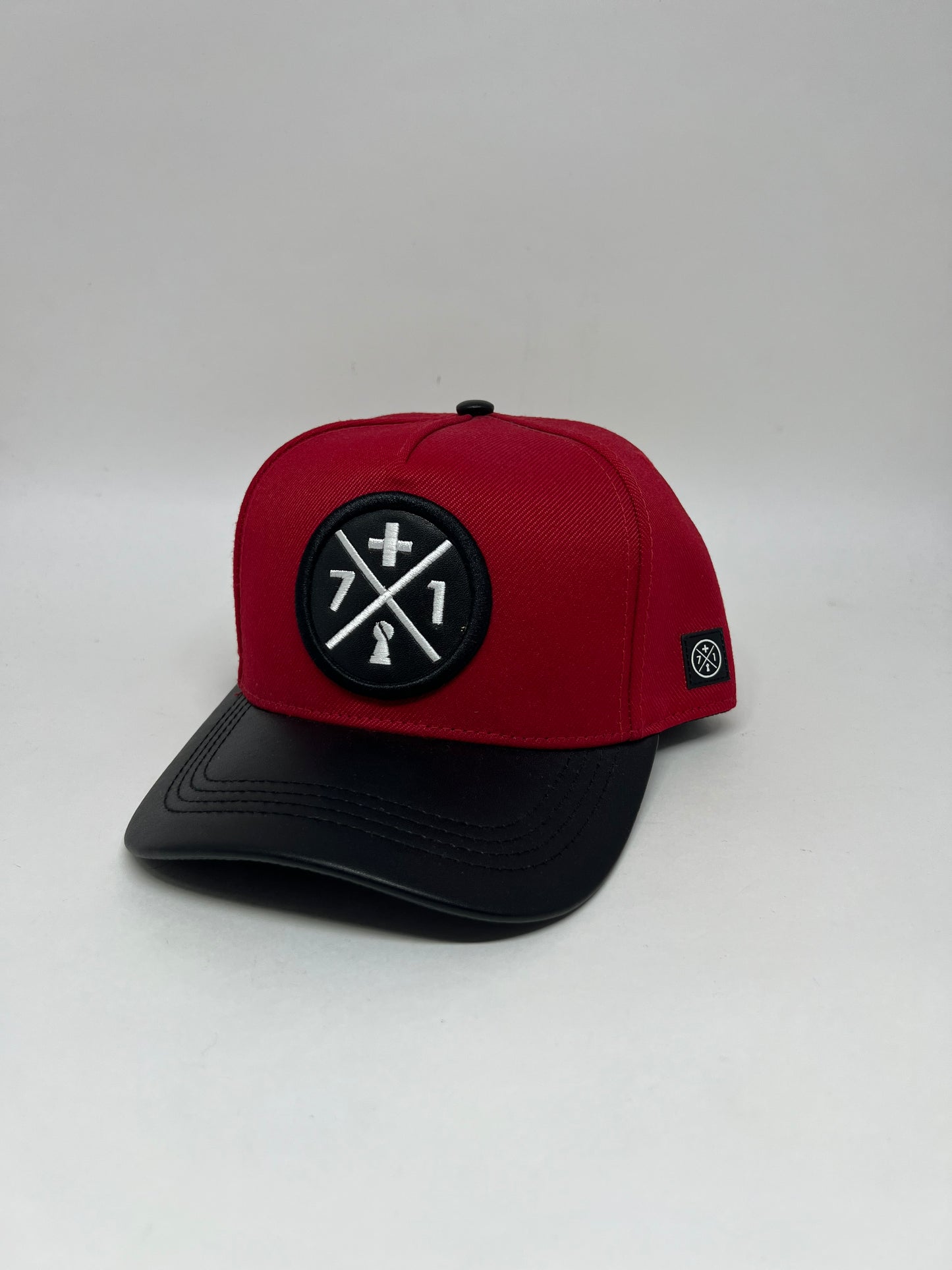 BONÉ SNAPBACK +71 VERMELHO ABA PRETA