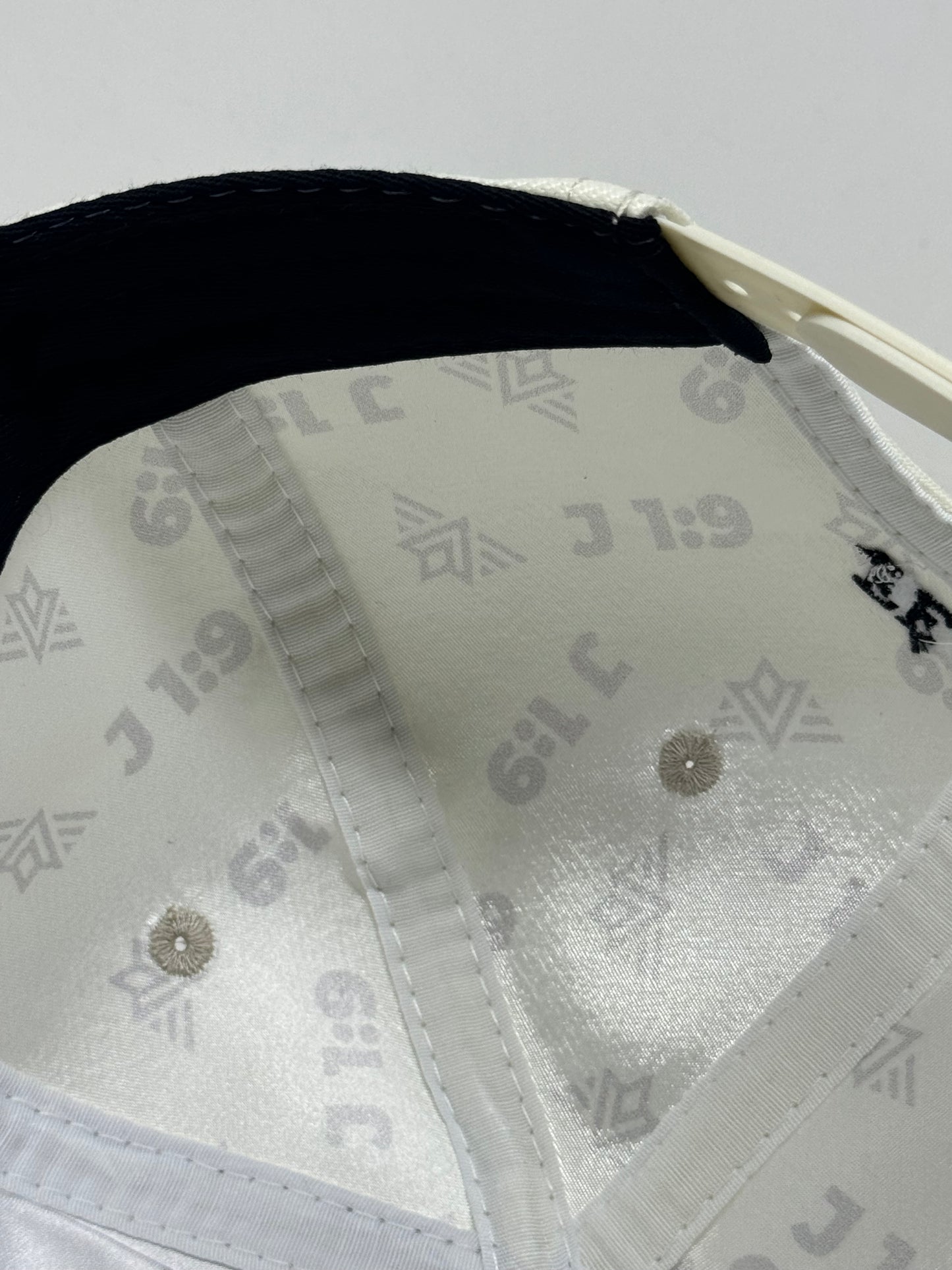 BONÉ FAVORETTI SNAPBACK OFF WHITE