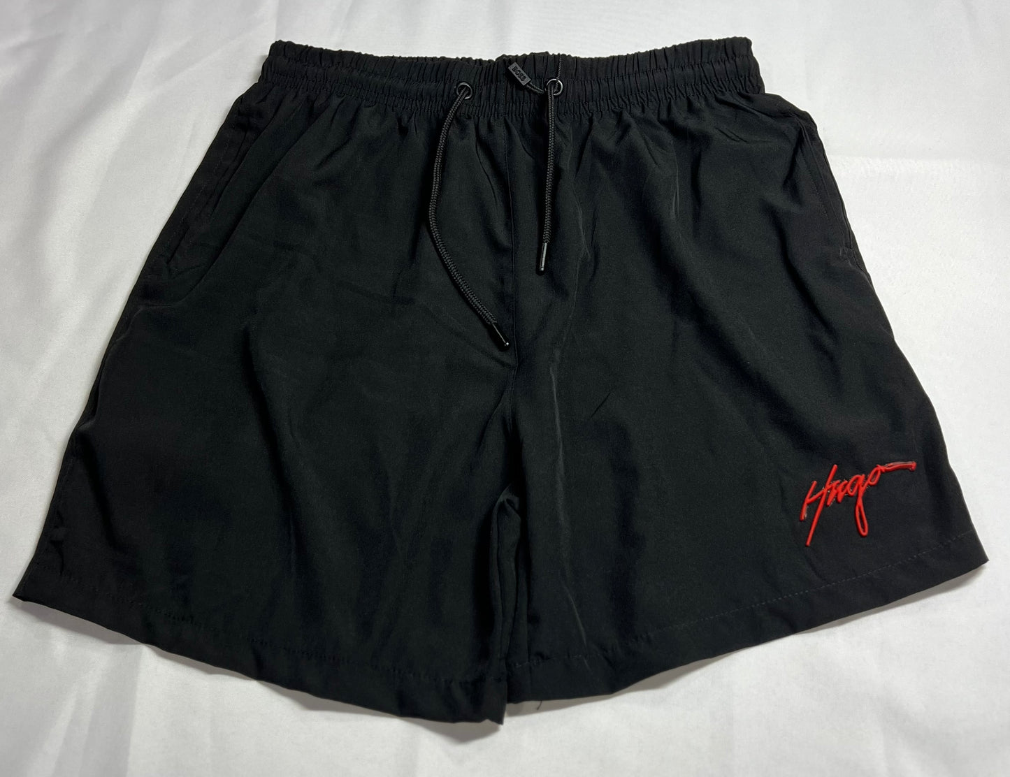 BEACH SHORT HUGO BOSS | PRETO ASSINATURA VERMELHA
