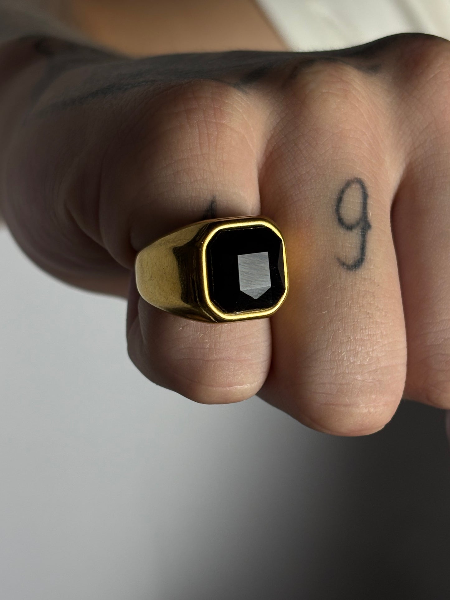 Anel | Aço dourado Black Stone - 30cm