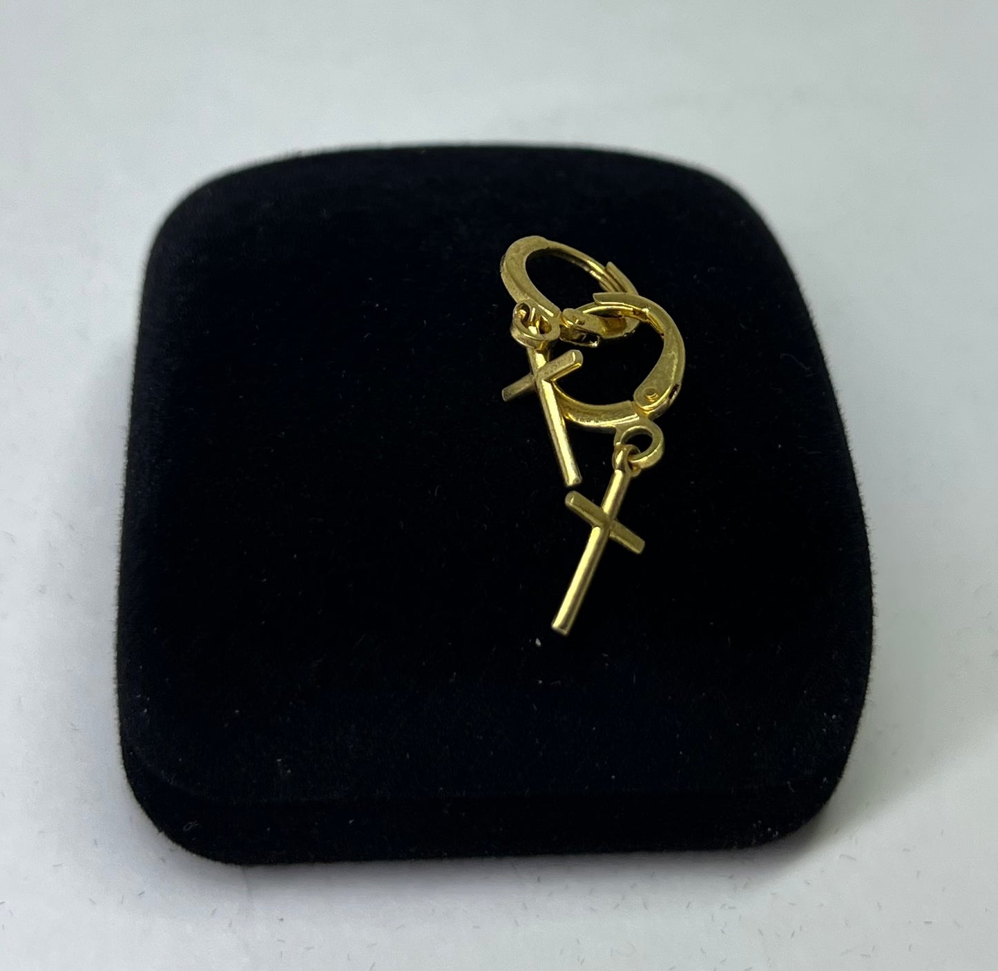 ARGOLA CRUZ FOLHEADO A OURO