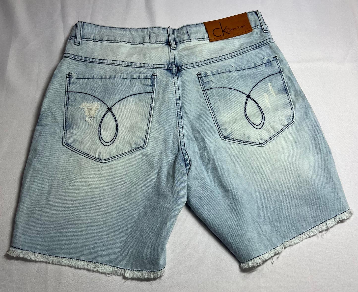 BERMUDA JEANS CALVIN KLEIN DESPOJADA