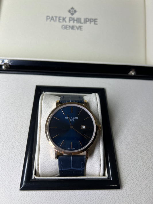 RELÓGIO PATEK PHILIPPE DOURADO PULSEIRA DE COURO AZUL