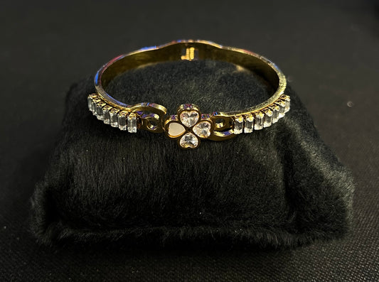 BRACELETE TREVO CRAVEJADO