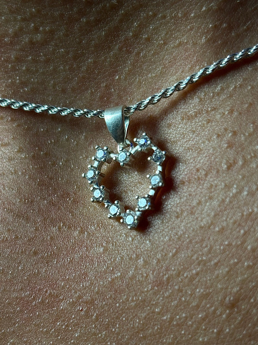 PINGENTE CRAVEJADO CORAÇÃO | PRATA